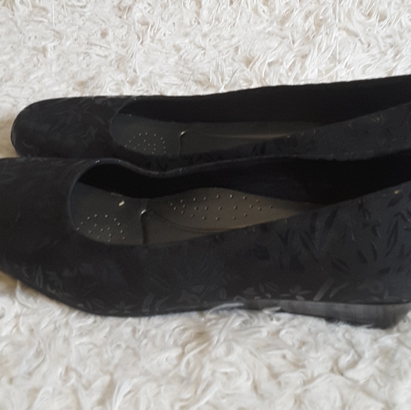 Trotters Lauren embossed textile floral black wedge pump T1110-013 size 10M - Picture 5 of 12